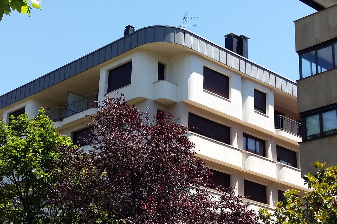 Reforma fachada con balcones y ventanas